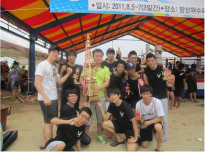 복싱 단체 대회 후 트로피를 들고 찍은 사진